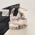Borsa a mano in ecopelliccia con motivo grigio e bianco e catena dorata elegante - Cachi