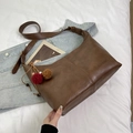 Bolso tote grande marrón oscuro de moda con correa ajustable y colgante de peluche - Marrón con colgante