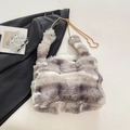 Borsa in ecopelliccia a strisce grigie e bianche con catena in metallo dorato - Grigio chiaro
