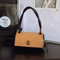 Chique tweekleurige schoudertas in zwart en camel met een gouden draaisluiting - Bruin met hanger
