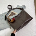 Bolso tote grande de cuero PU marrón oscuro con logo CHUUDON y colgante de peluche - Café con Colgante