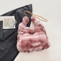 Elegante borsa a tracolla in ecopelliccia color malva con catena in metallo dorato - Rosa