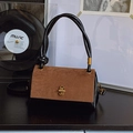 Retro schoudertas in zwart en bruin leer met gouden sluiting en een geknoopte hendel - Koffie met Hanger
