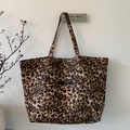Große Shopper-Tasche mit Leopardenmuster, Vordertasche und schwarzem Logo-Etikett - Leopardenmuster