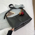 Bolso tote negro vintage de cuero PU con logo CHUUDON grabado y colgante de pompón - Negro con colgante