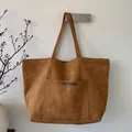 Große braune Shopper-Tasche aus mattem Wildleder mit praktischer Vordertasche für Damen - Braun