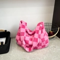 Sac fourre-tout en peluche à damier rose avec texture douce en fausse fourrure - Rose
