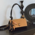 Minimalistische zwarte leren schoudertas met houten kralenkwastje en knoopgreep - Bruin Zonder Hanger