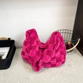Grand sac cabas en peluche à motif damier rose vif et texture en fausse fourrure - Rose Fraise