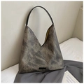 Detail der taupefarbenen Wildleder-Tragetasche mit Marmortextur und geometrischem Design - Schwarz