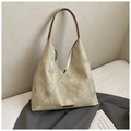 Detailansicht der großen grauen Wildleder-Hobo-Tasche mit braunem Lederriemen - Khaki