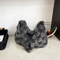 Grand sac hobo chic à carreaux en peluche grise pour un look décontracté automne hiver - Noir