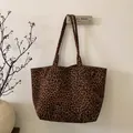 Detailopname van luipaardprint op grote suède tote bag voor dagelijks woon-werkverkeer - Bruin Kleine Luipaard
