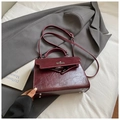 Elegant wine red trapezoid handbag in embossed faux leather with silver metal lock - No Pendant / Burgundy