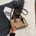 Braune und Khaki Patchwork-Beuteltasche mit Perlenquaste und verstellbarem Schultergurt - Braun mit Anhänger