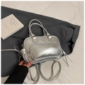 Detalle del bolso Boston plateado metalizado con cremalleras doradas y asas superiores - Plateado