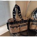 Dettaglio borsa shopper pied-de-poule con rivetti argento e catene in stile punk - Taglia unica / Cachi