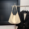 Minimalistische cremeweiße Hobo-Schultertasche aus Kunstleder mit verstellbarem Riemen - Off-White Ohne Anhänger