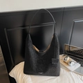 Minimalistische schwarze Shopper-Tasche aus Kunstleder mit viel Platz für den Alltag - Schwarz