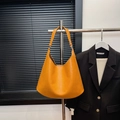 Große orangefarbene Hobo-Beuteltasche aus hochwertigem Kunstleder für den Herbst - Gelbbraun Ohne Anhänger