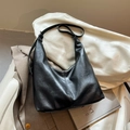Sac hobo croissant en cuir noir minimaliste avec texture froissée vintage et boucle argent - Noir
