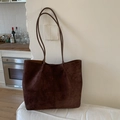 Detail einer großen braunen Wildleder-Tragetasche mit Leopardenmuster-Innenfutter für Damen - Braun
