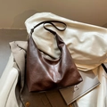 Grand sac hobo marron foncé minimaliste avec une finition texturée rétro élégante - Marron