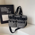 Borsa tote pied-de-poule stile punk con occhielli in metallo argento e catene decorative - Nero