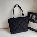 Dettaglio della borsa tote trapuntata nera con motivo a rombi e robuste tracolle lunghe - Nero