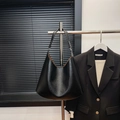 Minimalistische schwarze Hobo-Tasche aus Kunstleder mit verstellbarem Schultergurt - Schwarz ohne Anhänger