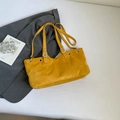 Dettaglio della fibbia d'argento e trama opaca sulla borsa tote in pelle scamosciata - Giallo
