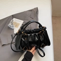 Vintage Baguette-Tasche in Schwarz mit Plissee-Design, Goldringen und glänzendem Finish - Schwarz