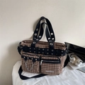 Borsa tote in tela pied-de-poule stile punk con borchie, occhielli e dettagli catena - Cachi