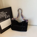 Grande borsa tote in velluto a coste nero con ampia tracolla con motivo etnico colorato - Nero