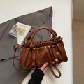 Dunkelbraune Ölwachsleder-Tasche mit Falten-Design und goldenen Vintage-Elementen - Braun