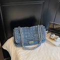 Dettaglio borsa in denim con cuciture a rombi, catena in metallo e chiusura a girello - Azzurro