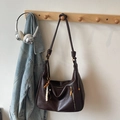 Detalle del bolso Hobo de cuero PU marrón oscuro con correa anudada y colgante de cuentas - Café Con Colgante
