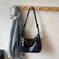 Detalle de bolso hobo de cuero negro con bolsillo de cremallera y cuentas decorativas - Negro Con Colgante