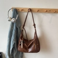Detalle de bolso tote grande marrón oscuro con correa de nudo y colgante decorativo - Marrón con Colgante