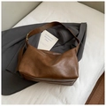 Borsa tote vintage in pelle PU marrone scuro con tracolla larga su abito grigio - Senza Ciondolo / Marrone