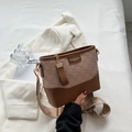 Braune Umhängetasche im Schachbrettmuster mit breitem Gurt und goldenen Metall-Details - Khaki