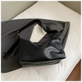 Borsa tote minimalista in pelle nera con finitura lucida e fibbia in metallo oro - Senza Ciondolo / Nero