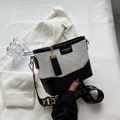 Modische schwarz-weiße Hobo-Tasche mit Karomuster, breitem Gurt und goldener Hardware - Weiß und Schwarz
