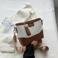 Schachbrett-Eimertasche in Weiß und Braun mit breitem Jacquard-Schultergurt - Weiß & Kaffee