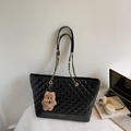 Bolso tote acolchado negro con cadena dorada y colgante de oso de peluche para mujer - Negro Con Colgante
