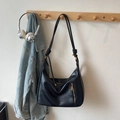 Bolso hobo negro de media luna en cuero sintético con cremallera metálica decorativa - Negro sin Colgante