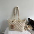Bolso tote acolchado beige con correa de cadena dorada y colgante de oso de peluche - Blanco Crema con Colgante