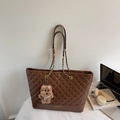 Bruine gewatteerde tote bag met kettingriem en teddybeer hanger op wit bureau - Bruin met Hanger