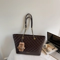 Bolso tote acolchado marrón oscuro con cadena metálica y colgante de cachorro - Café Con Amuletos
