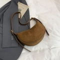 Detalle de bolso de hombro en ante marrón con bordes de cuero liso y acabados vintage - Marrón